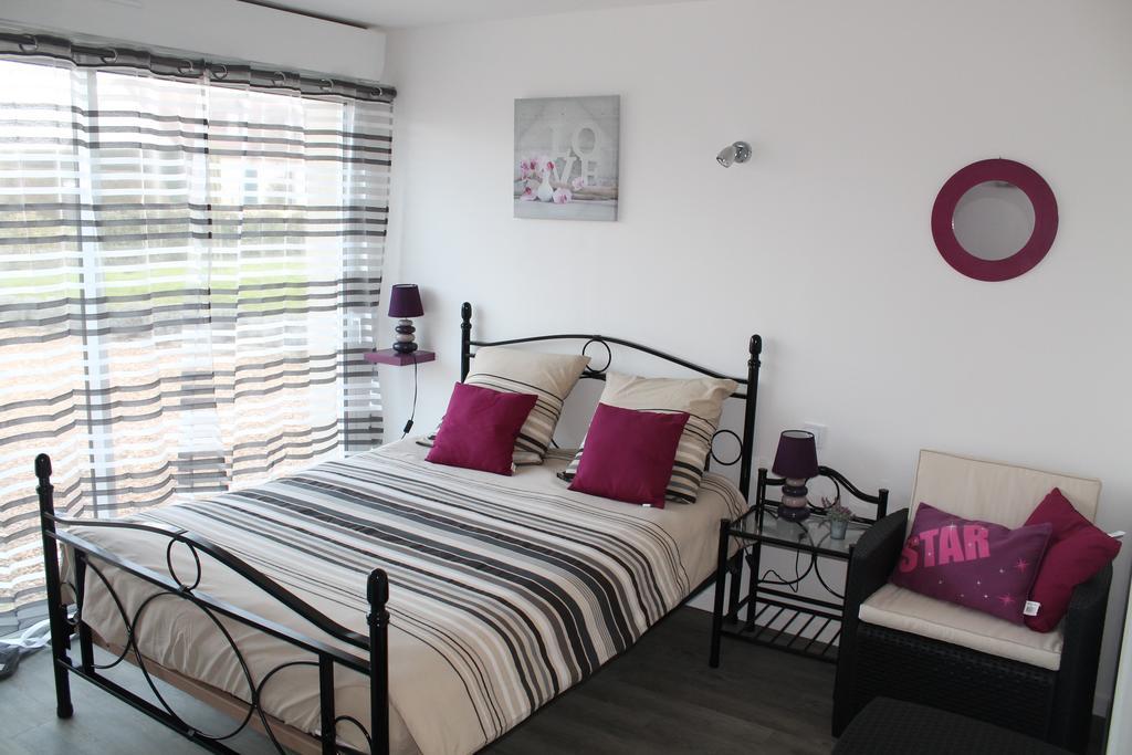 Le Champ De La Ferme Bed & Breakfast Saint-Gervais en-Belin Bilik gambar